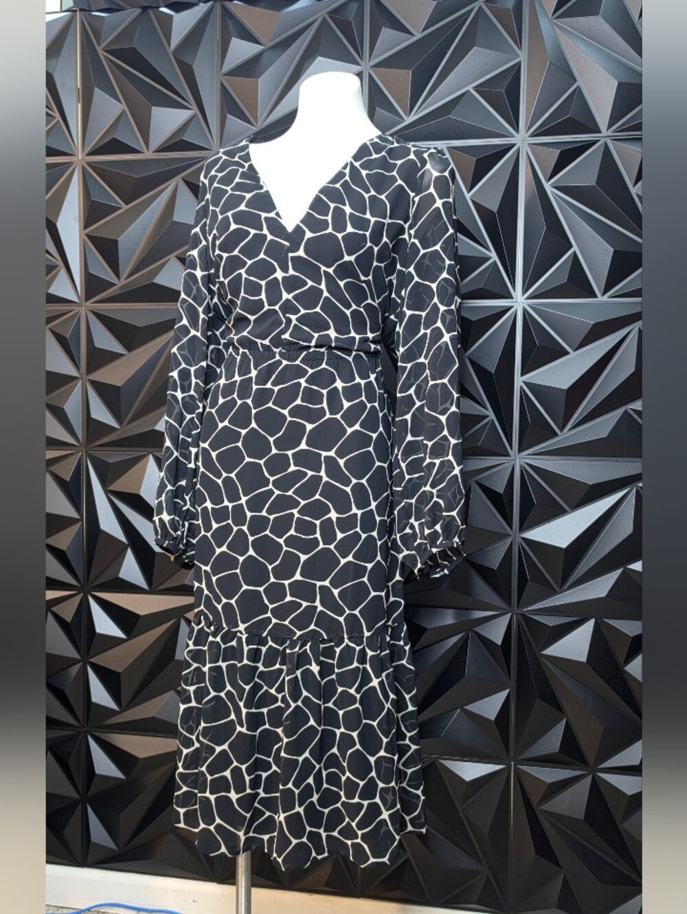 Banana Republic Black & White Giraffe-Print Long Sleeve Midi Dress